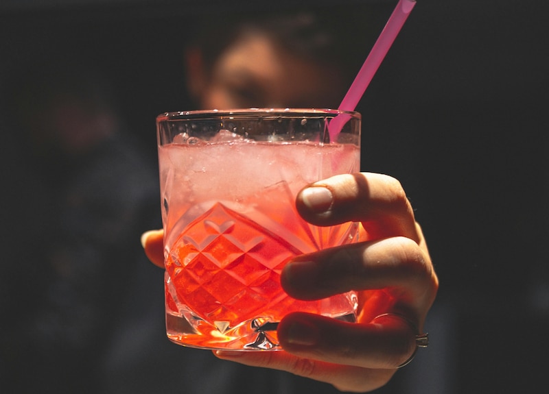Vaso de tequila rosado