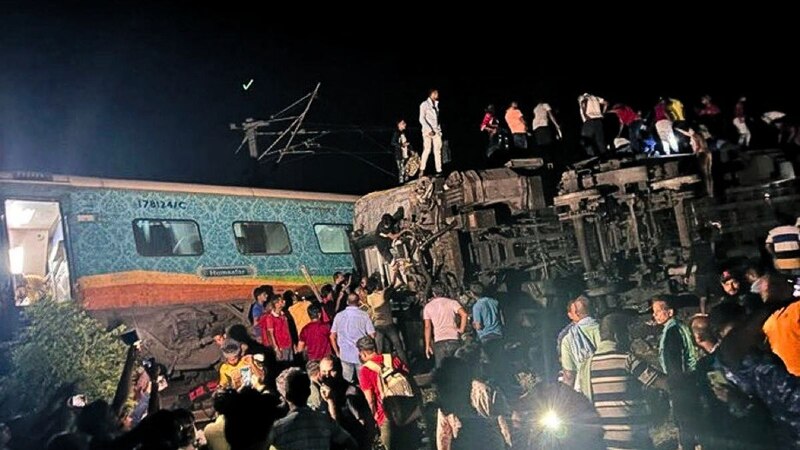 Accidente de tren en la India deja al menos 100 muertos