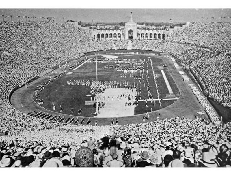 Estadio lleno de gente en blanco y negro