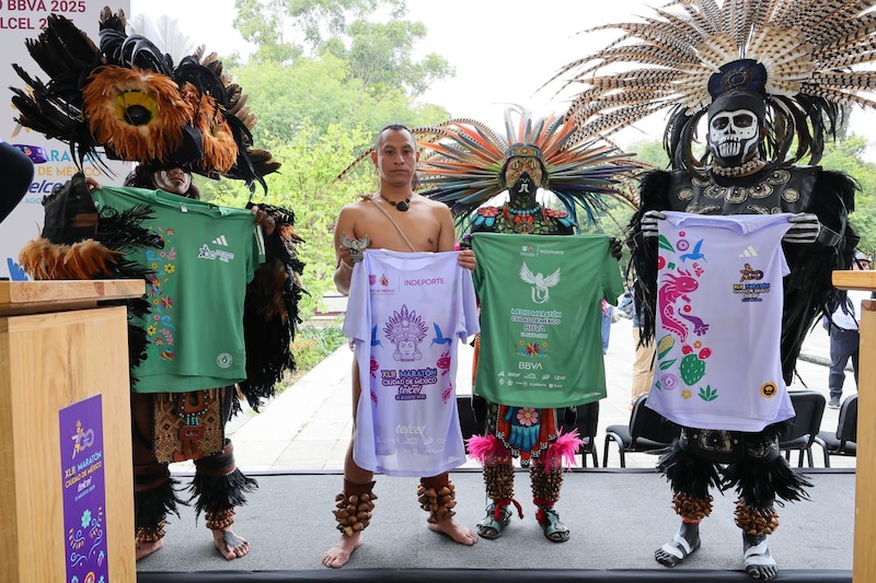 Danzantes prehispánicos muestras las playeras y medalla del Medio Maratón de la Ciudad de México BBVA 2025 y Maratón de la Ciudad de México Telcel 2025, que se llevarán a cabo los próximos 13 de julio y 31 de agosto, respectivamente, en las principales avenidas de la capital. Brugada Molina presentó también el diseño de las medallas oficiales, las cuales representan al quetzal, ave que es símbolo de libertad y belleza en movimiento, y a la diosa Cihuacóatl, mujer serpiente, madre y guerrera.