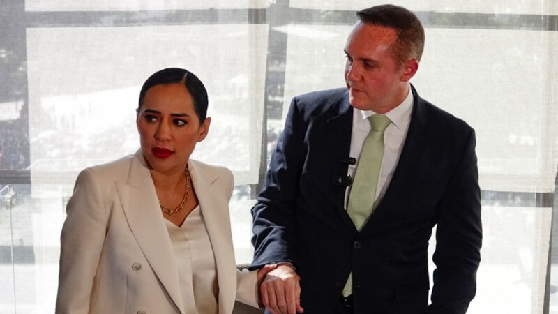 La presidenta de Honduras, Xiomara Castro, junto al presidente del Congreso Nacional, Luis Redondo.