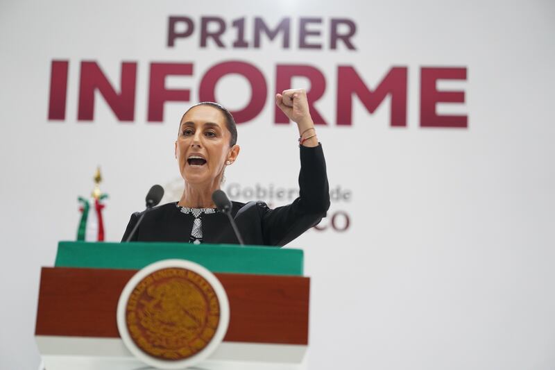En un mensaje desde Palacio Nacional, con motivo de su Primer Informe de Gobierno, la Presidenta Claudia Sheinbaum aseveró que el país va bien, "y vamos a ir mejor"