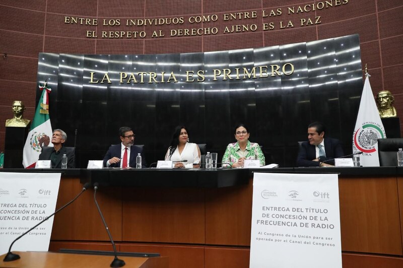 Title: Entrega de título de concesión de frecuencia de radio al Congreso de la Unión