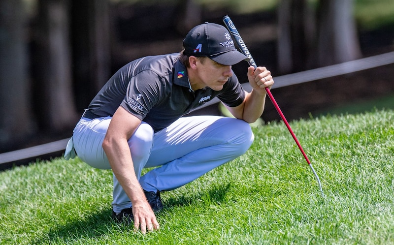 El golfista profesional Sergio García analiza el green antes de ejecutar un golpe.