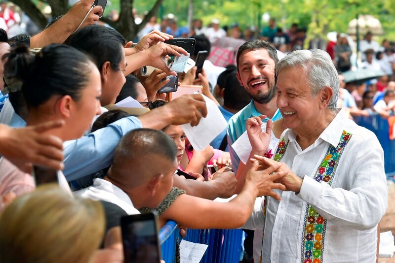 El presidente López Obrador saluda a sus seguidores