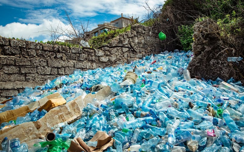 Un vertedero de botellas de plástico