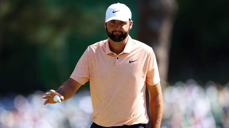 El golfista Zach Johnson observa la bola en el hoyo 18 durante la tercera ronda del Masters de Augusta 2019.
