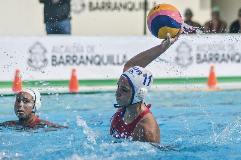 Waterpolo femenino: una jugadora lanza la pelota