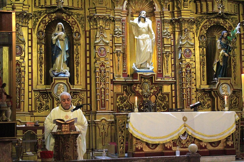 Sacerdote dando misa en una iglesia