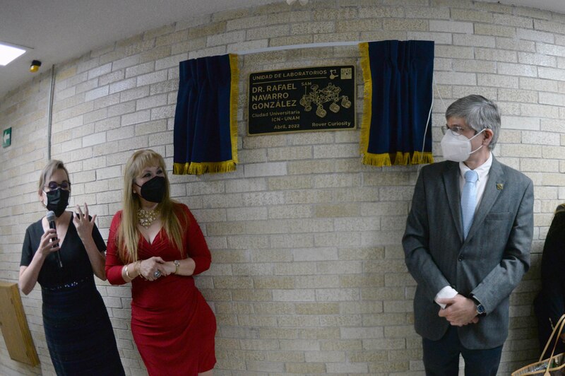 develan placa en honor al Dr. Rafael Navarro González en el ICN-UNAM