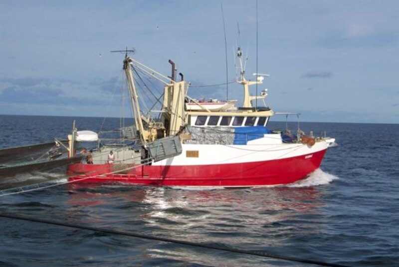 Un barco pesquero en el mar