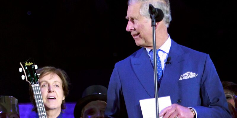 El príncipe Carlos y Paul McCartney en el escenario