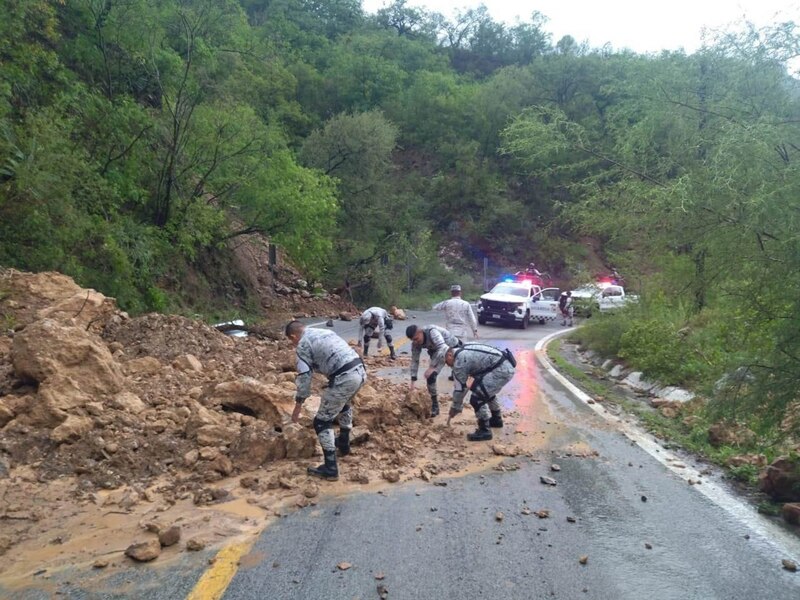 Deslave en carretera deja varios vehículos sepultados