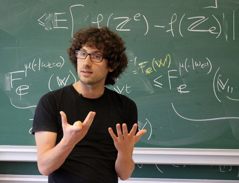 Profesor de matemáticas dando una clase en la pizarra