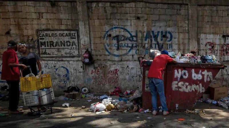 La basura se acumula en las calles de Caracas