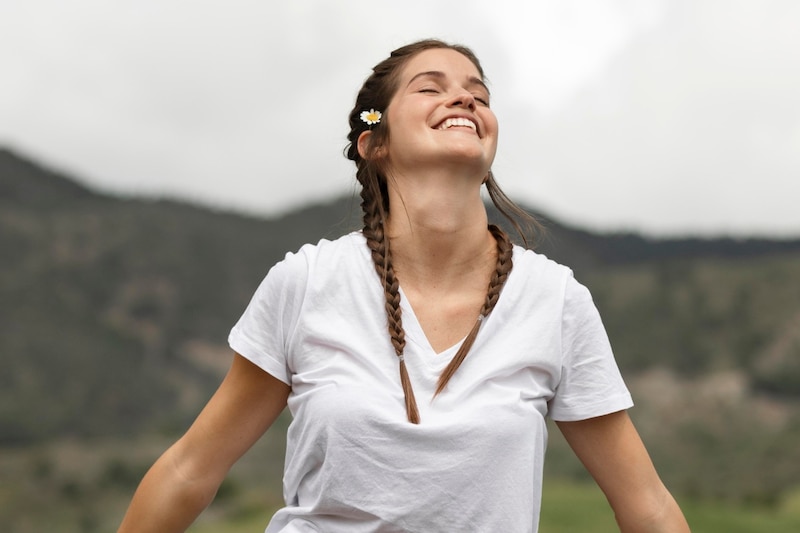 Mujer feliz al aire libre