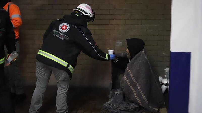 Un hombre sin hogar recibe ayuda de un voluntario