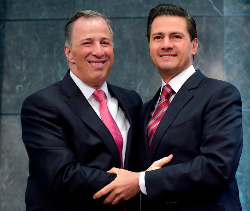 El presidente electo de México, Andrés Manuel López Obrador, saluda al presidente Enrique Peña Nieto.