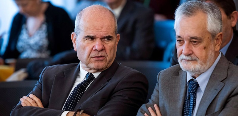 Dos hombres mayores están sentados uno al lado del otro en una conferencia.