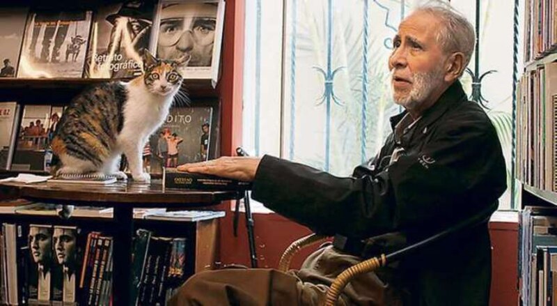 El escritor colombiano Gabriel García Márquez en su biblioteca