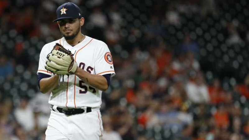 El lanzador mexicano José Urquidy poncha a un bateador de los Astros de Houston.