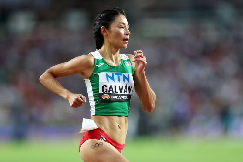 La atleta mexicana Paola Morán corre en los 800 metros planos en el Campeonato Mundial de Atletismo de 2023.
