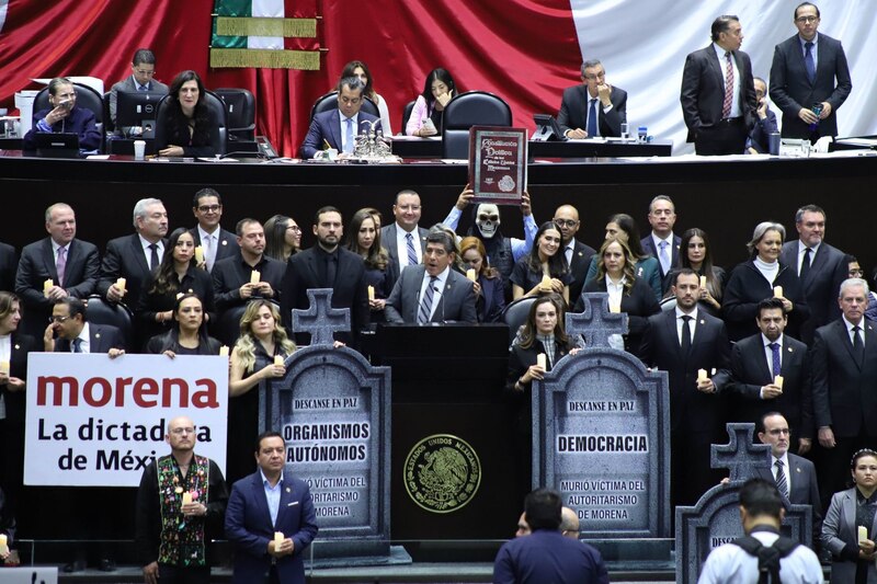 Diputados del PAN suben a tribuna con cartulinas en forma de tumbas por la discusión de la Ley Antiamparo en la Cámara de Diputados.