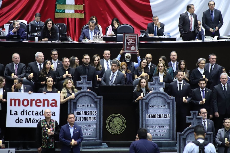 Diputados del PAN suben a tribuna con cartulinas en forma de tumbas por la discusión de la Ley Antiamparo en la Cámara de Diputados.