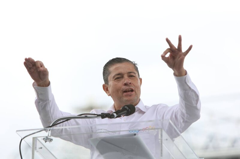 El presidente López Obrador habla en un mitin.