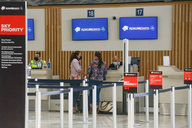 Mostrador de facturación de Aeroméxico en el aeropuerto