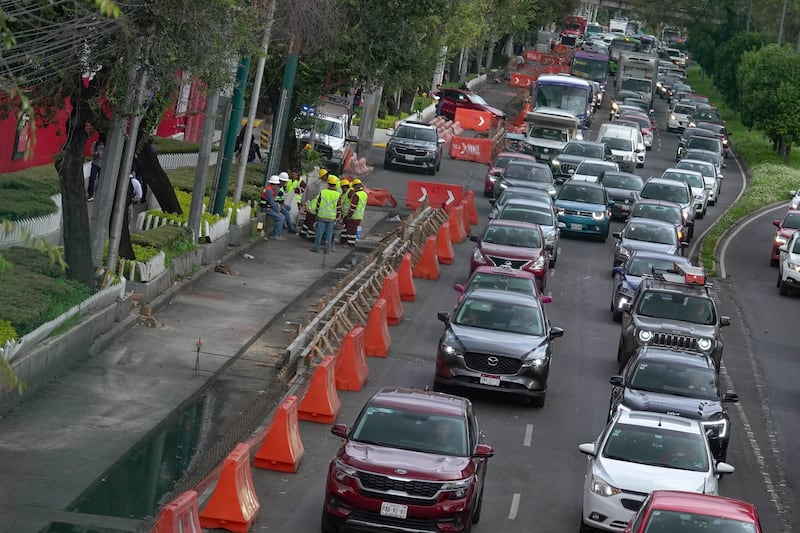 Continúan los trabajos de la Ciclopista que conectará el Zócalo Capitalino y el Estadio Azteca. Dicha pista se construirá sobre una lateral de la Calzada Tlalpan.