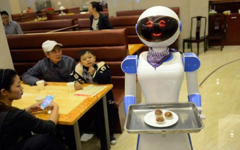 Robot camarero sirve comida en un restaurante