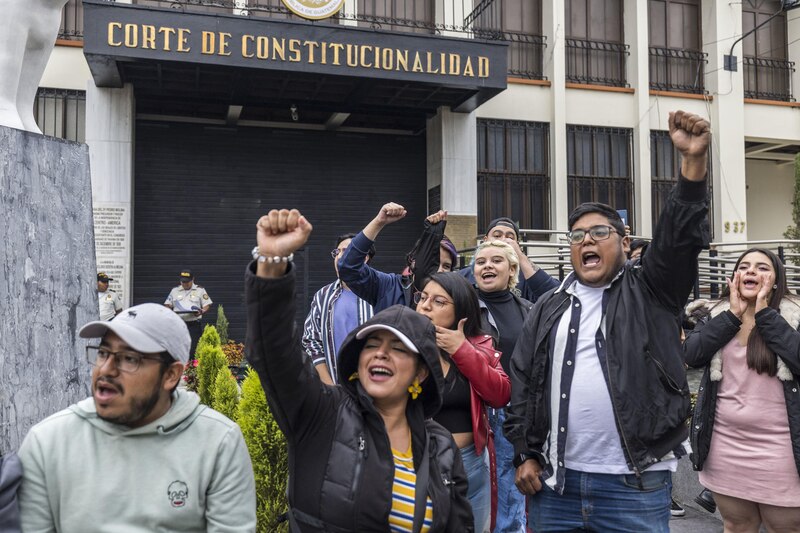 Multitud de personas protestando frente a la Corte de Constitucionalidad en Guatemala.