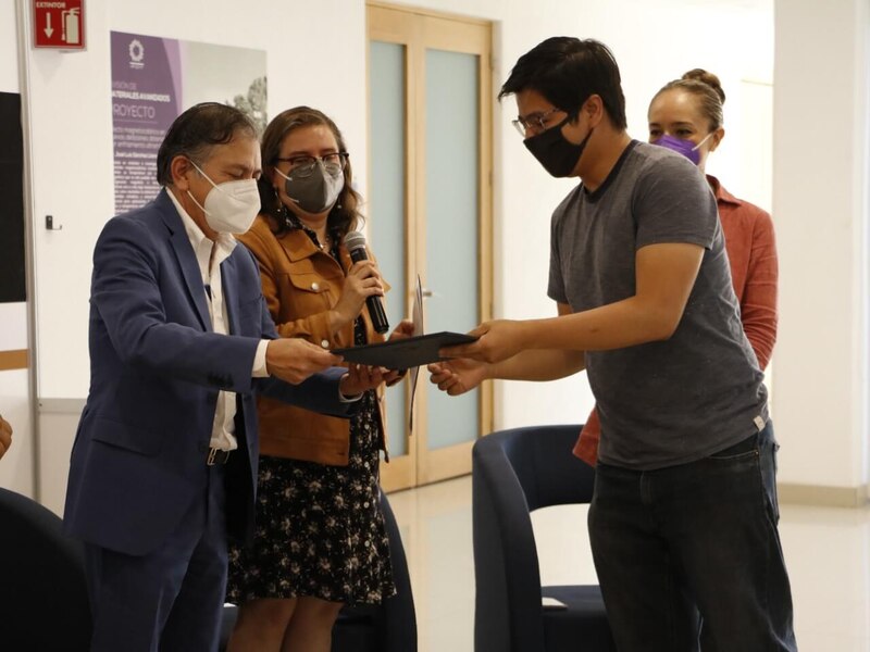 Entrega de reconocimientos a los alumnos ganadores del concurso de proyectos de investigación