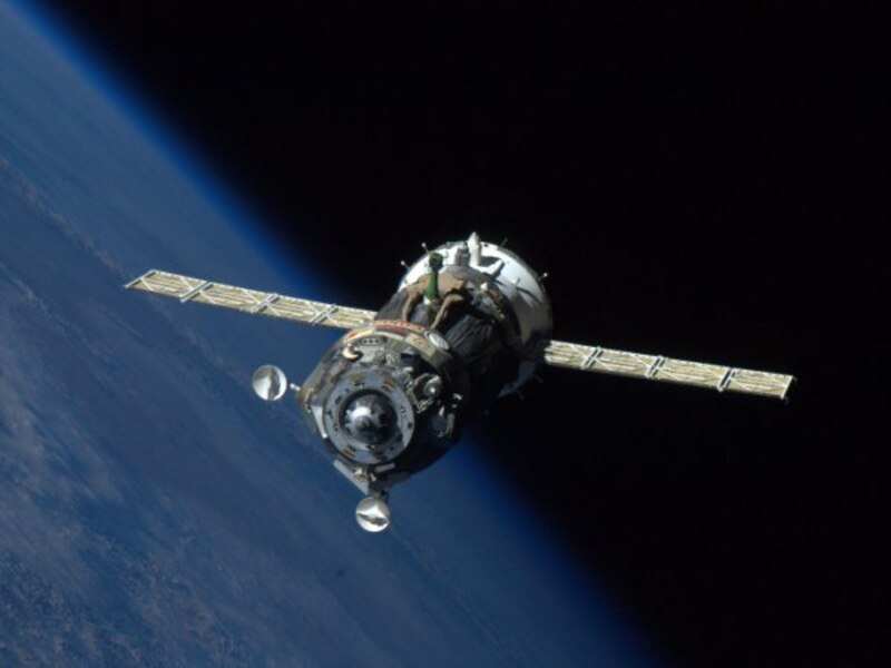 Nave espacial Soyuz atracada en la Estación Espacial Internacional