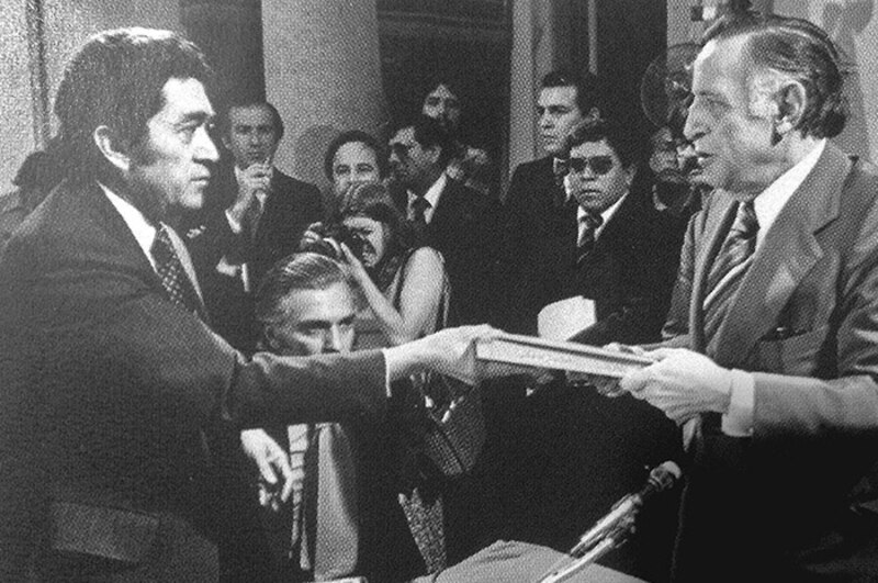 Salvador Allende entrega un libro a Fidel Castro