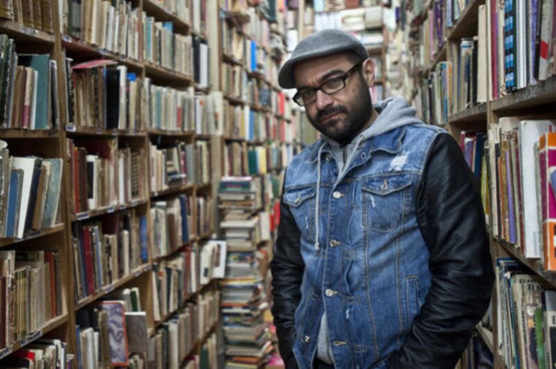 Un hombre en una biblioteca