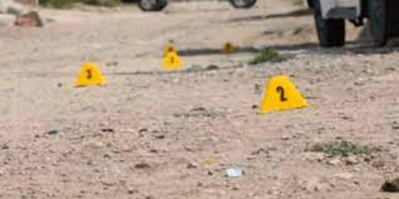 Marcadores de evidencia en la escena de un crimen