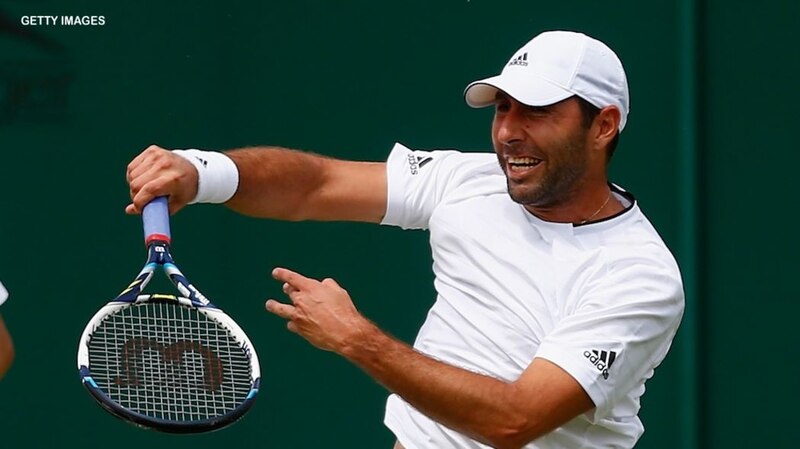 El tenista español Feliciano López golpea la bola con su raqueta durante un partido de Wimbledon.