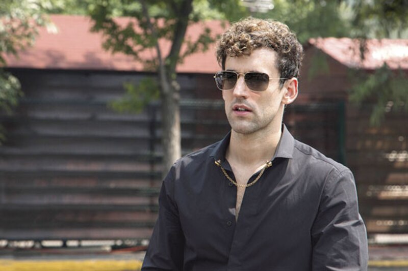 Un hombre joven con gafas de sol y una camisa negra