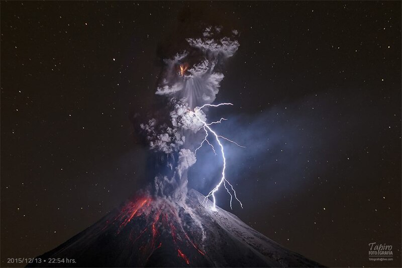 Volcán en erupción con relámpago