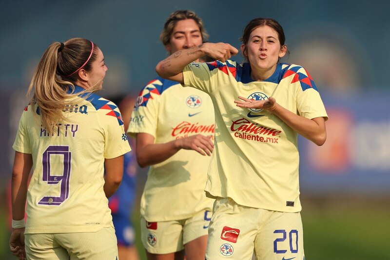 Festejo de la jugadora Nicolette Hernández durante el partido de fútbol Cruz Azul vs América correspondiente a la jornada 13 del Torneo Clausura 2024 de Liga BBVA MX Femenil, en instalaciones de La Noria.
