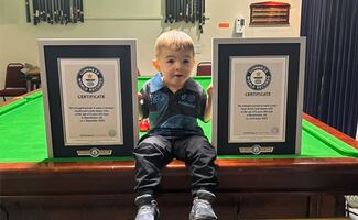 Insólito logro: niño de 2 años rompe dos récords Guinness en billar desde Mánchester