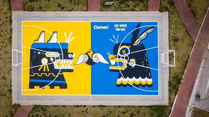 Cancha de baloncesto pintada con un mural de dos jaguares