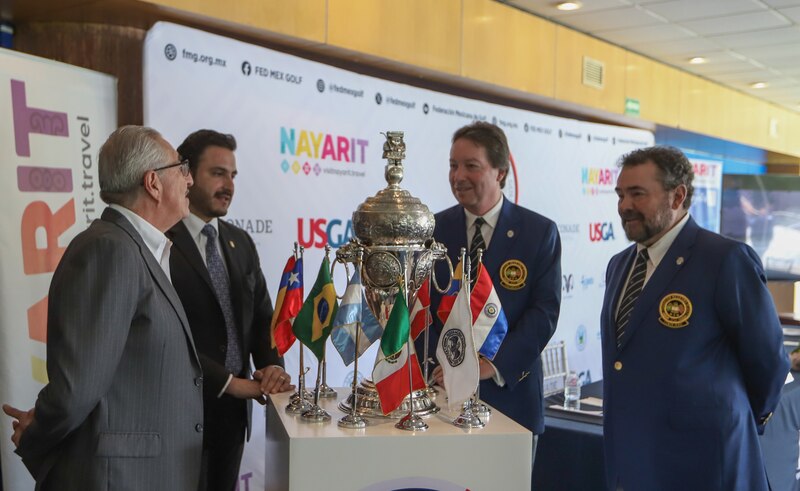 Entrega de trofeo en el torneo de golf