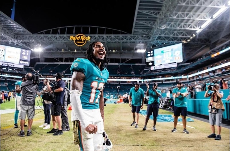 El jugador de fútbol americano Tyreek Hill celebra su touchdown