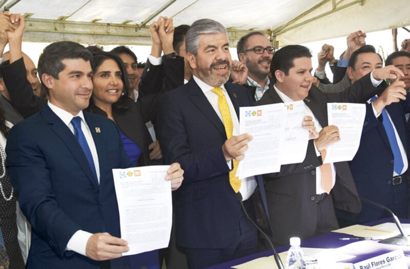 Políticos mexicanos firmando un acuerdo