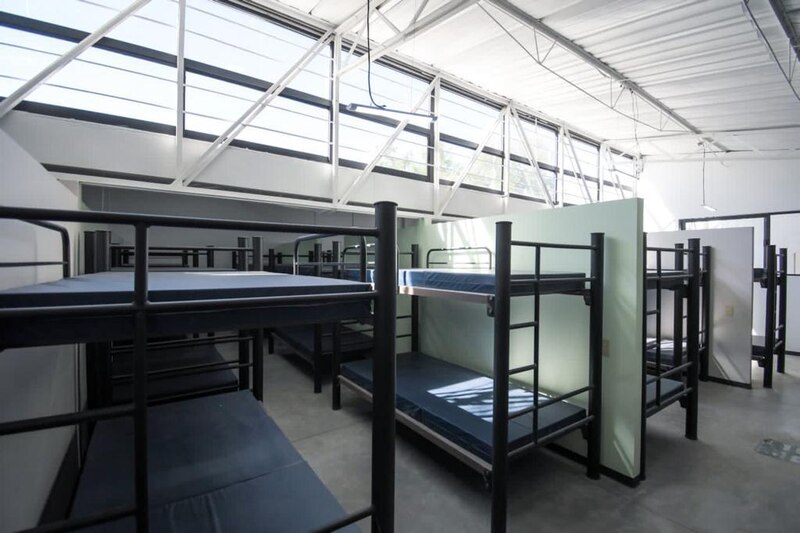 Dormitorio compartido en un albergue juvenil