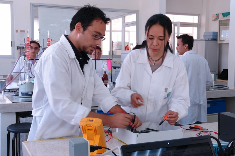 Estudiantes en el laboratorio