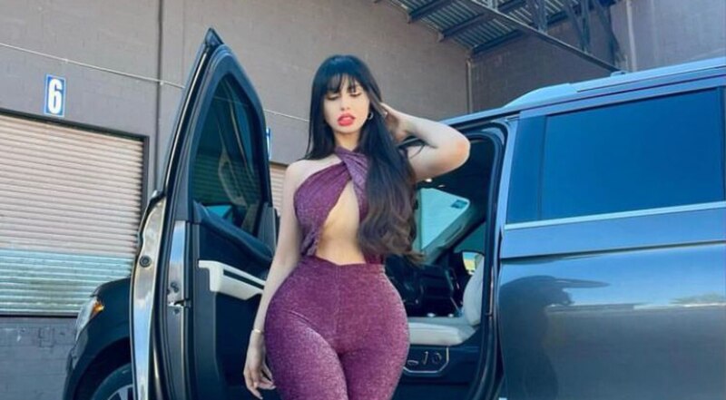 La modelo venezolana Ninoska Vásquez presume sus curvas en un ajustado jumpsuit color rosa